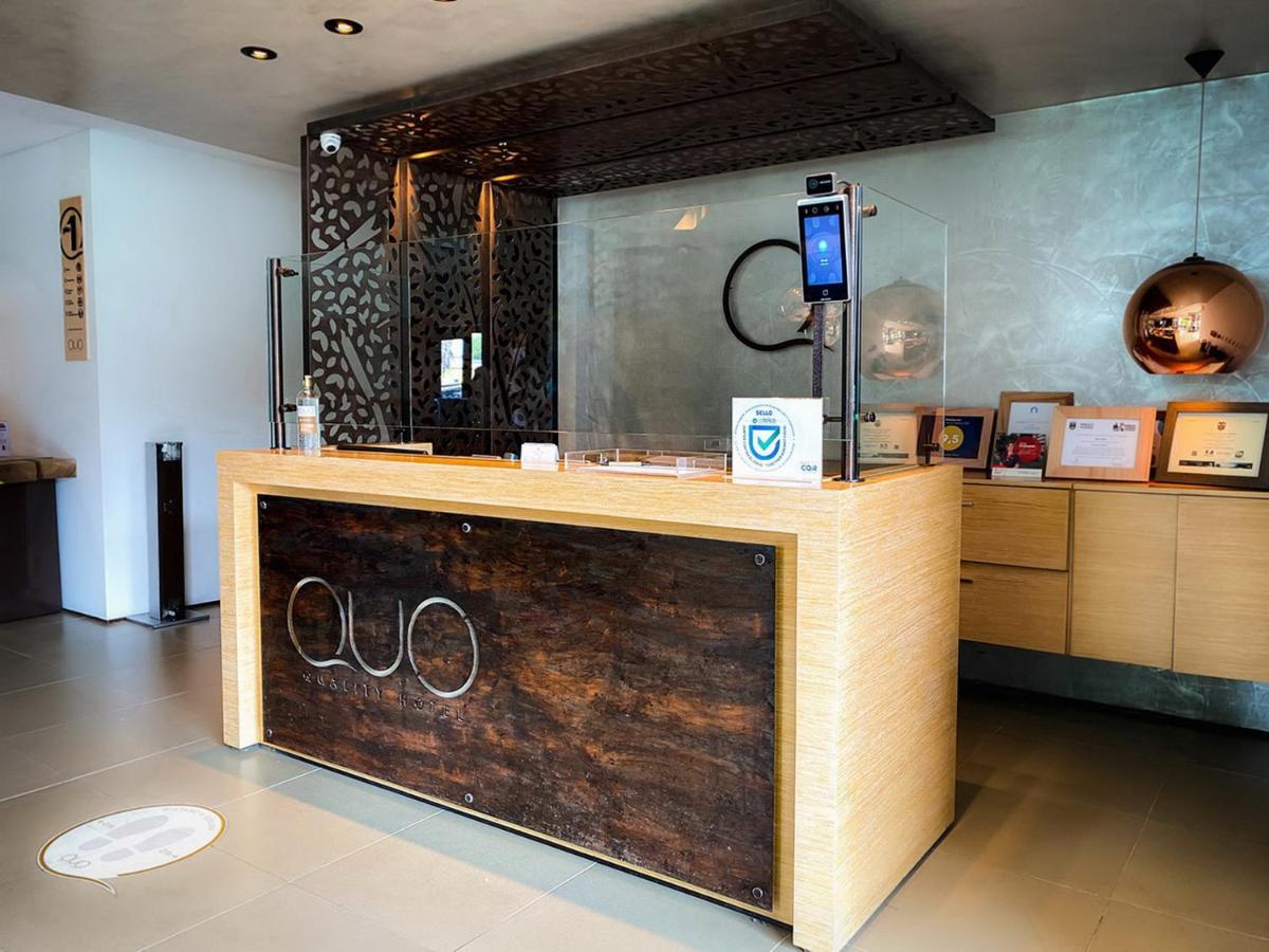 מניזאלס Quo Quality Hotel מראה חיצוני תמונה A temperature screening station at the front desk of a hotel in Phuket, Thailand