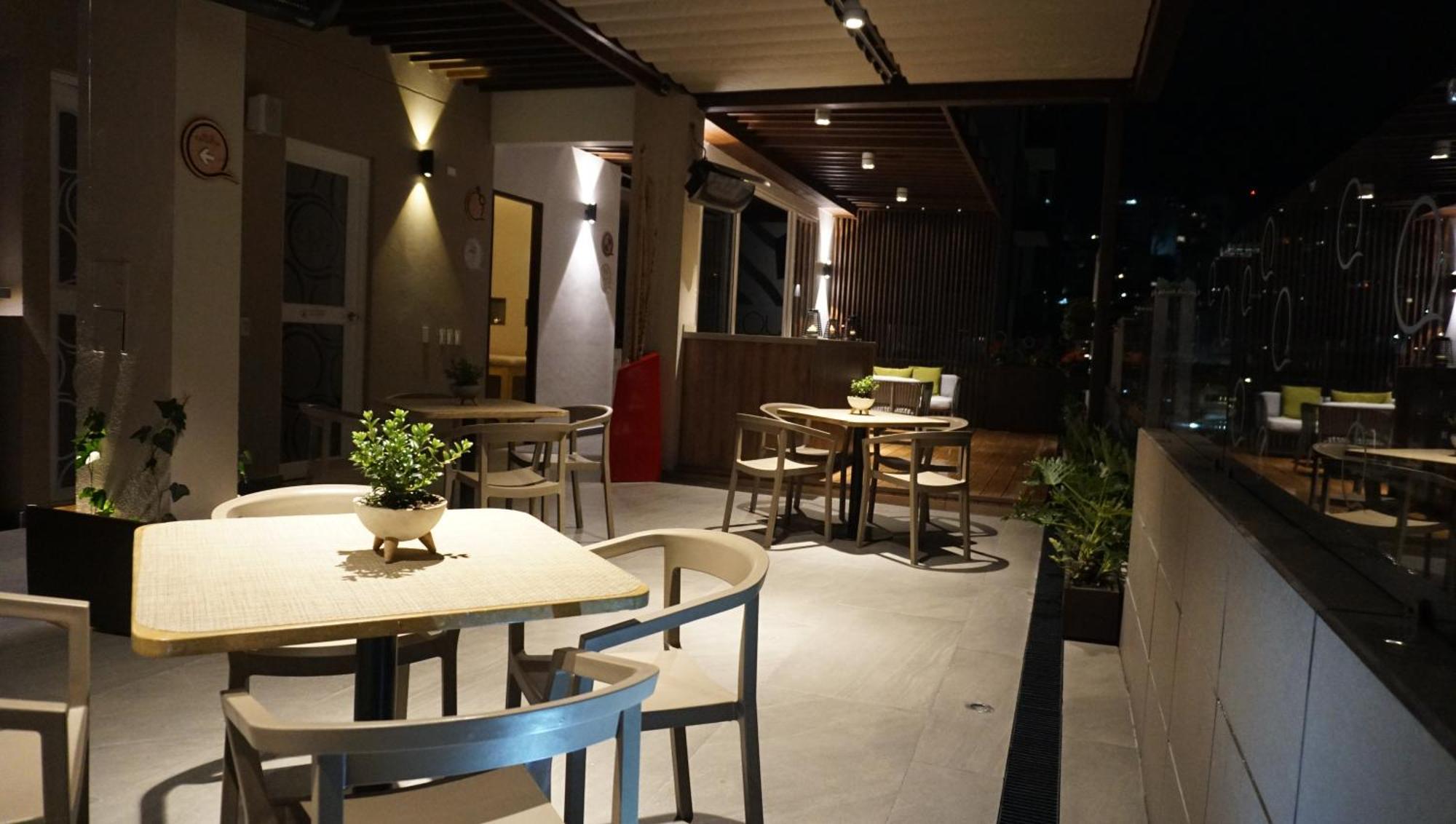 מניזאלס Quo Quality Hotel מראה חיצוני תמונה The interior of the restaurant
