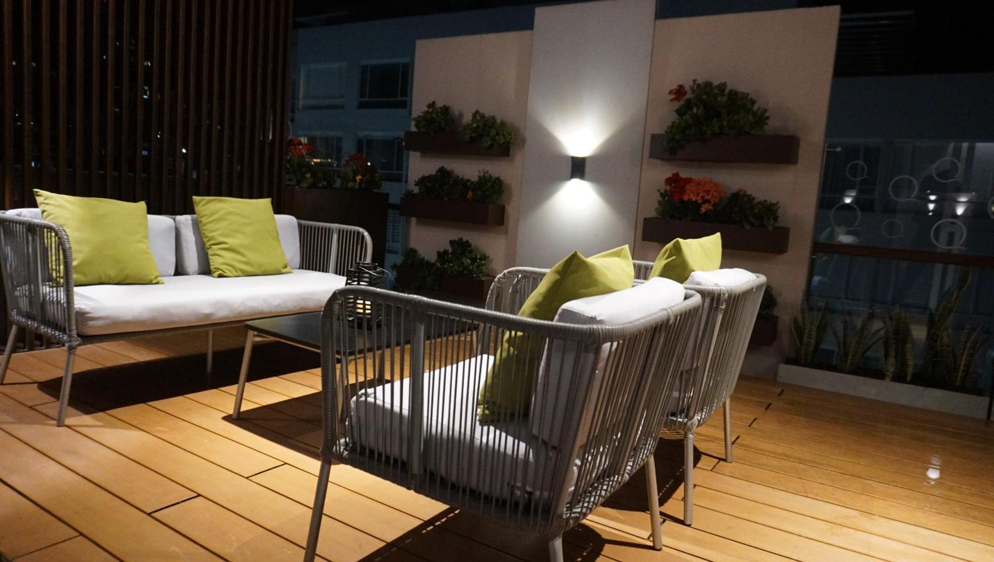 מניזאלס Quo Quality Hotel מראה חיצוני תמונה A modern garden furniture set