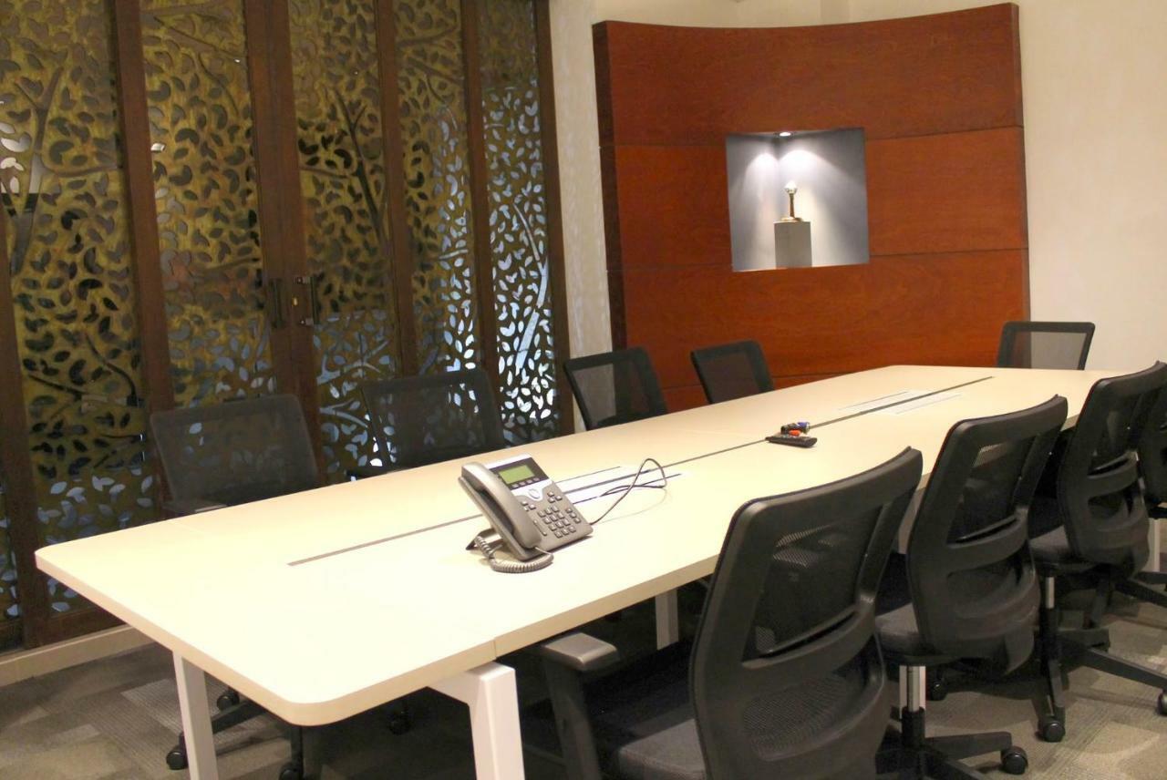 מניזאלס Quo Quality Hotel מראה חיצוני תמונה A conference room equipped with a videoconferencing system