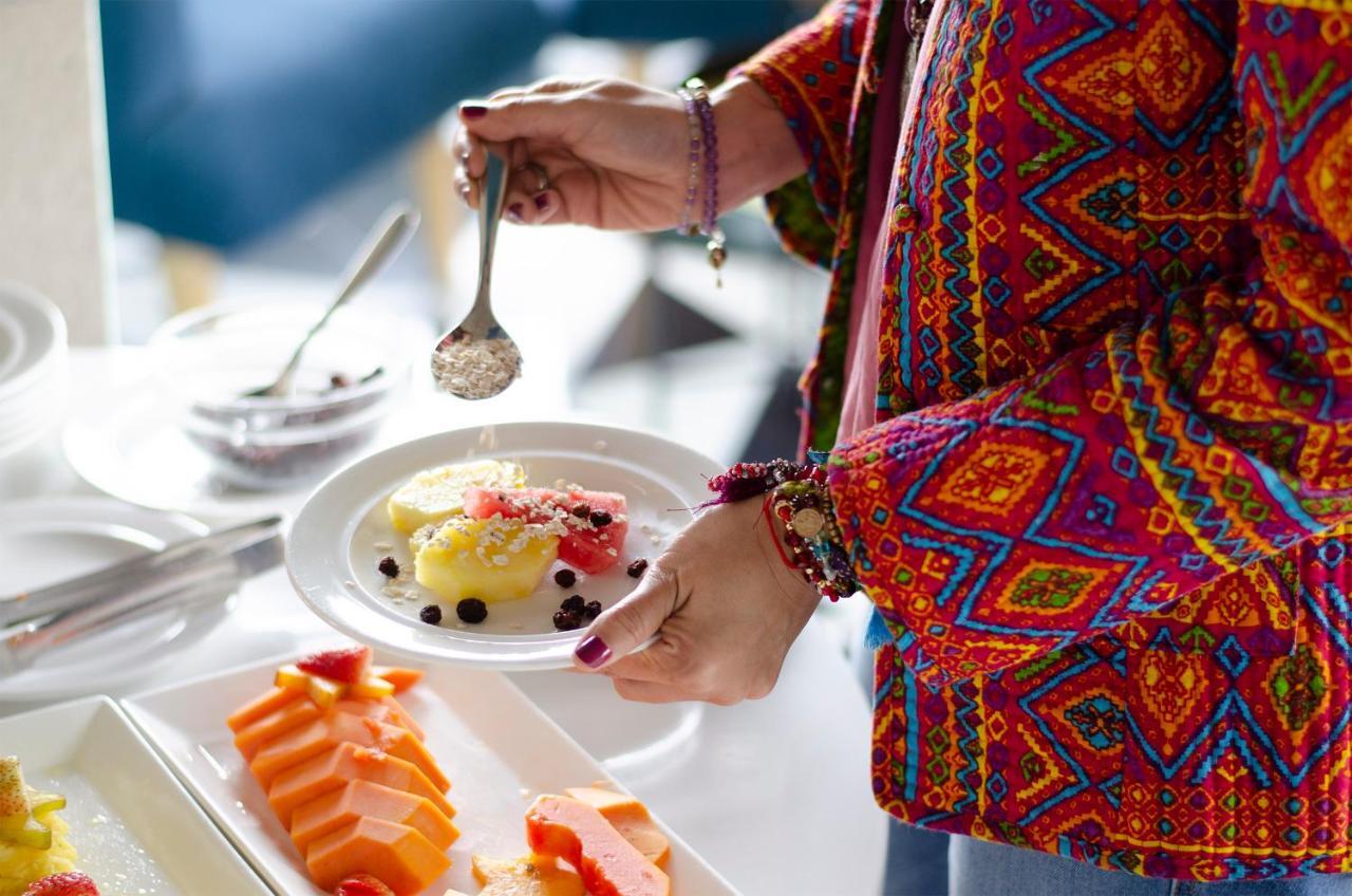 מניזאלס Quo Quality Hotel מראה חיצוני תמונה A woman using a spoon
